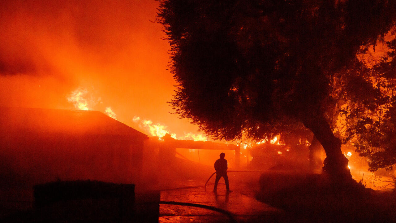 Hydrants run dry in LA fire battle, residents urged to save water